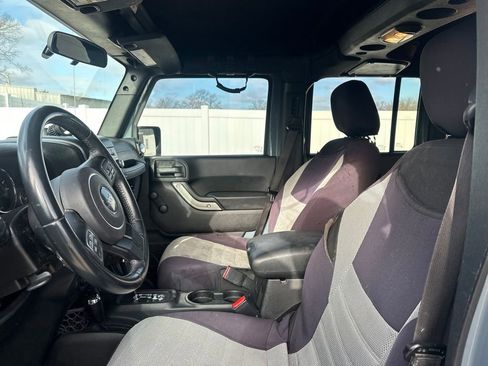 Used 2015 Jeep Wrangler Unlimited Sport w/ Connectivity Group image 11