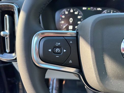Used 2022 Volvo XC40 T5 Momentum w/ Premium Package image 22