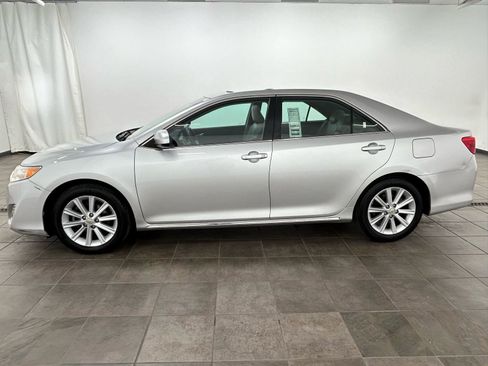 Used 2013 Toyota Camry XLE w/ Leather Pkg image 2