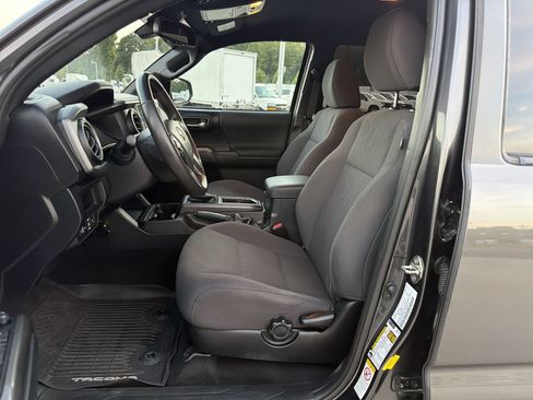 Used 2019 Toyota Tacoma TRD Sport w/ Technology Package RWD image 16