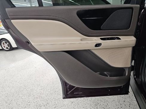 Used 2023 Lincoln Aviator AWD w/ Premium Package image 27