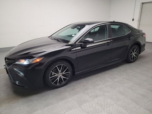Used 2022 Toyota Camry SE FWD image 2
