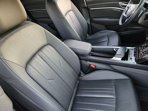 Used 2022 Audi e-tron Premium Plus image 23