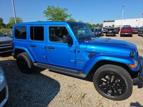 Used 2022 Jeep Wrangler Unlimited Sahara w/ Cold Weather Group AWD/4WD image 8