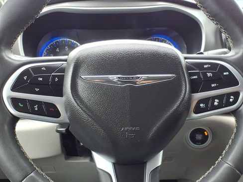 Used 2022 Chrysler Pacifica Touring-L FWD image 27
