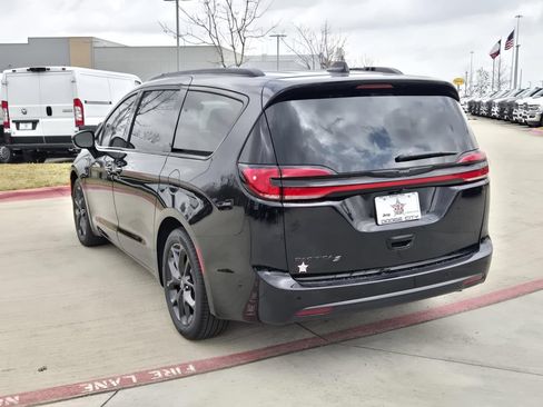 New 2026 Chrysler Pacifica Select w/ S Appearance Package FWD image 2