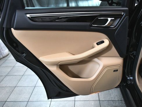 Used 2025 Porsche Macan image 13