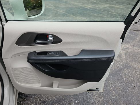 Used 2021 Chrysler Pacifica Touring-L w/ Uconnect Theater Family Group FWD image 15