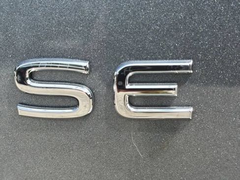 Used 2024 Volkswagen Tiguan SE AWD/4WD image 35