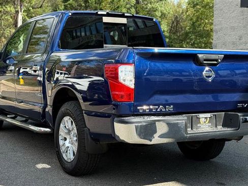 Used 2017 Nissan Titan SV image 4