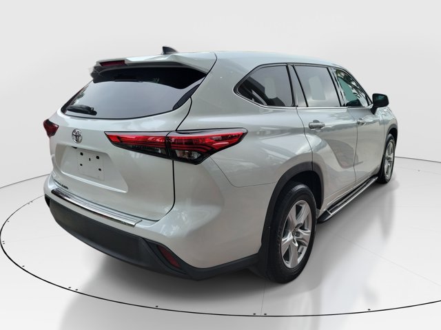 Used 2022 Toyota Highlander L FWD image 6
