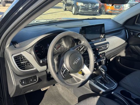 Used 2021 Kia Seltos LX image 12