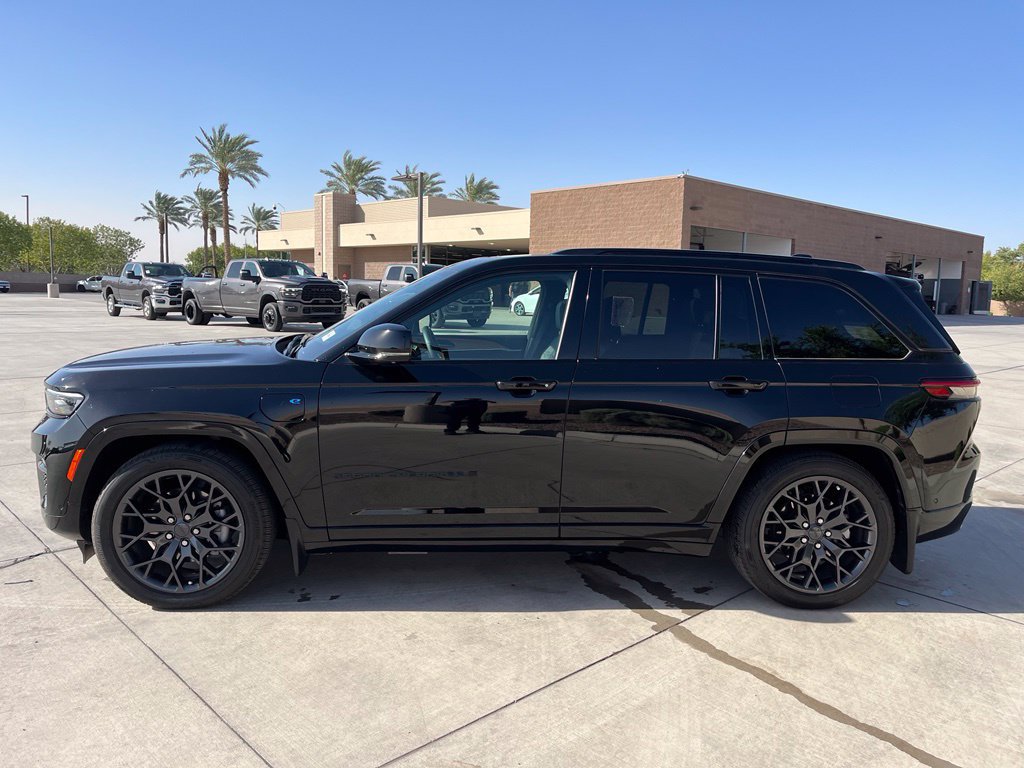 Used 2023 Jeep Grand Cherokee Summit AWD/4WD image 10