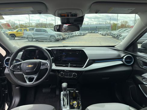 Used 2024 Chevrolet Trax LT w/ Driver Confidence Package FWD image 28