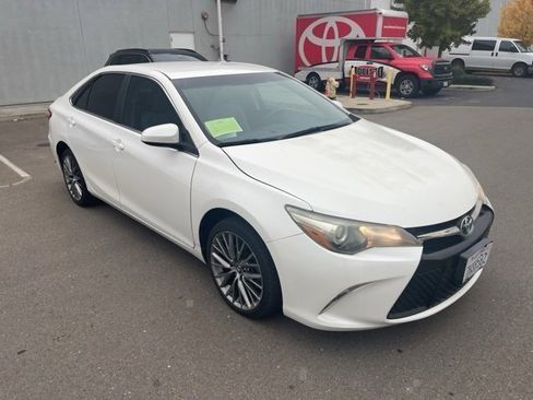 Used 2015 Toyota Camry SE image 3