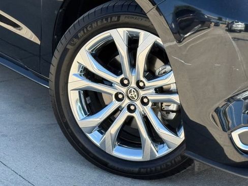 Used 2023 Toyota Sienna Platinum FWD image 2