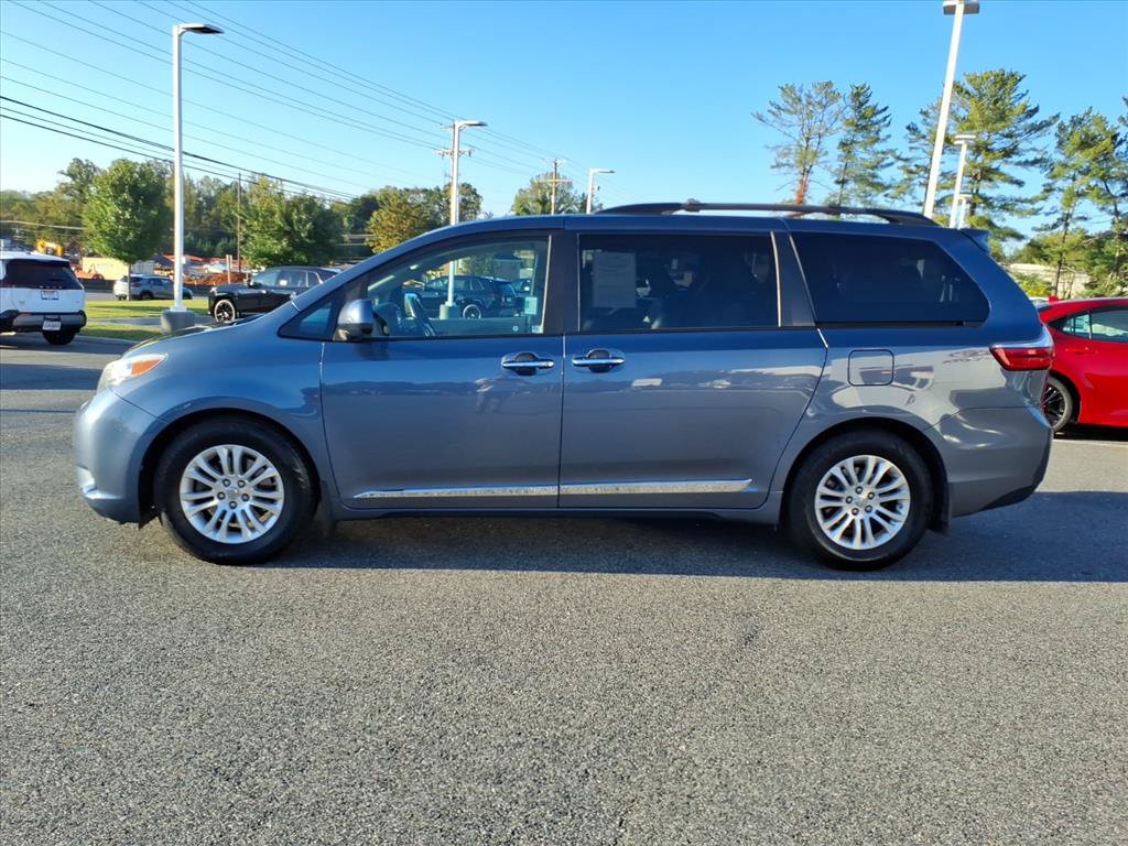 Used 2015 Toyota Sienna XLE w/ XLE Navigation Package FWD image 13