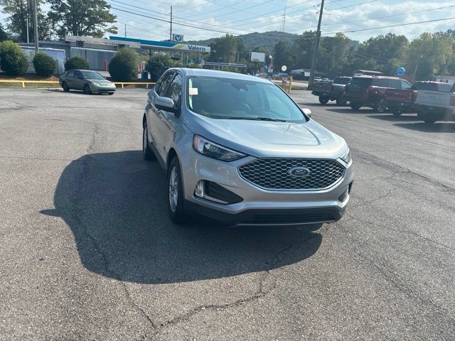 Used 2023 Ford Edge SEL w/ Convenience Package AWD/4WD image 3