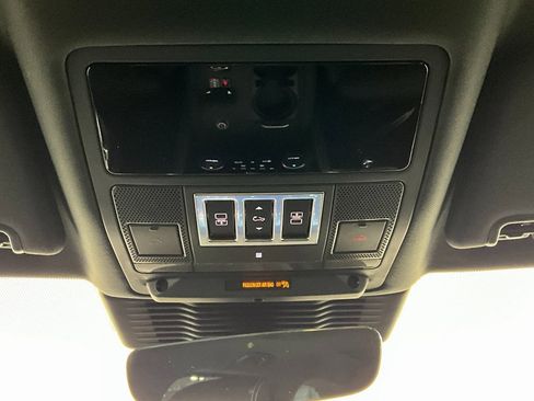 Used 2025 Land Rover Discovery S image 13