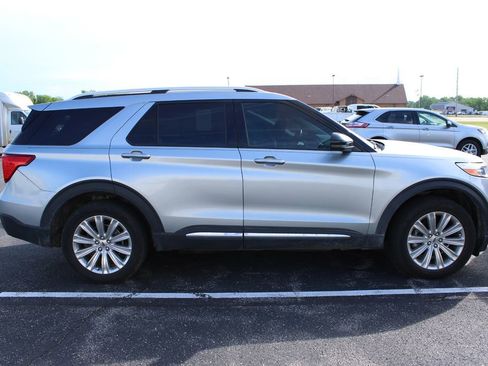 Used 2021 Ford Explorer Limited w/ Equipment Group 301A AWD/4WD image 3