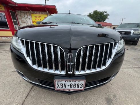 Used 2012 Lincoln MKX FWD image 2
