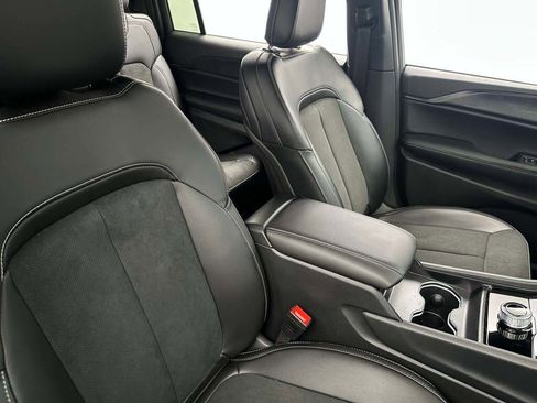 New 2025 Jeep Grand Cherokee L Altitude image 18