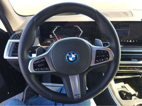 Used 2025 BMW X5 xDrive50e w/ M Sport Package AWD/4WD image 8