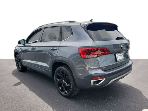Used 2023 Volkswagen Taos SE w/ Panoramic Sunroof Package FWD image 4