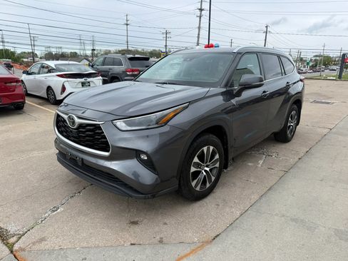 Used 2021 Toyota Highlander XLE AWD/4WD image 6