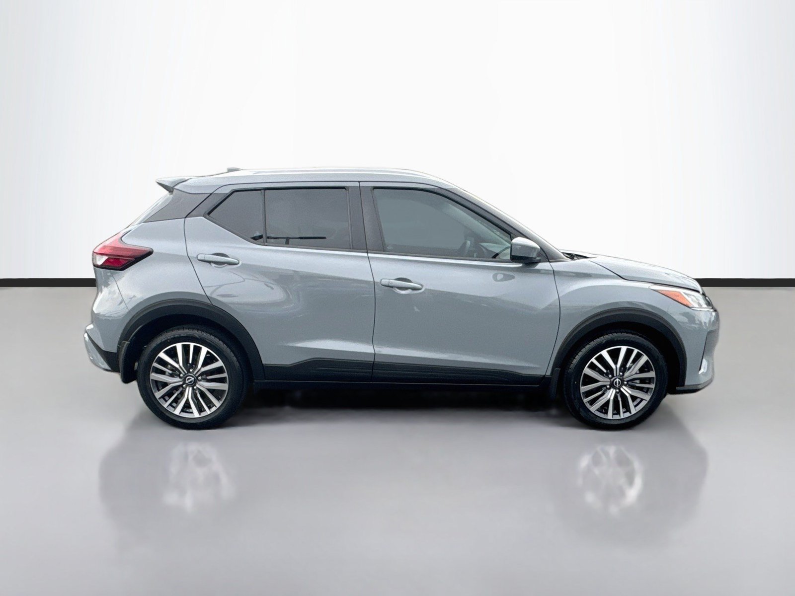 Used 2022 Nissan Kicks SV w/ Interior Electronics Package FWD image 8
