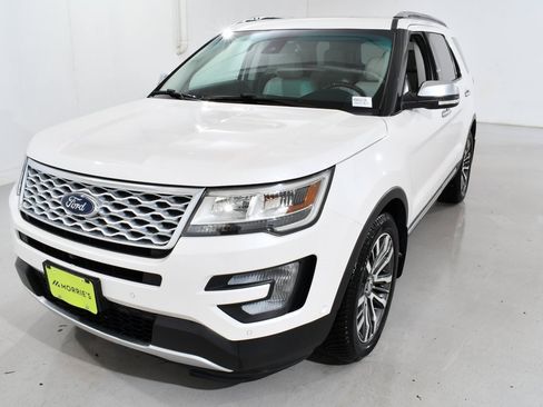 Used 2017 Ford Explorer Platinum image 2