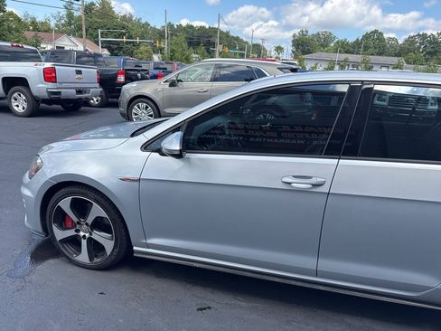 Used 2017 Volkswagen GTI SE FWD image 4