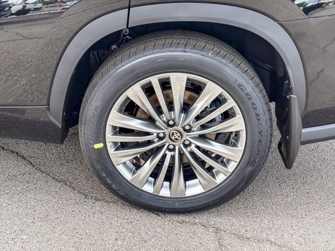 New 2026 Toyota Highlander Platinum AWD/4WD image 12