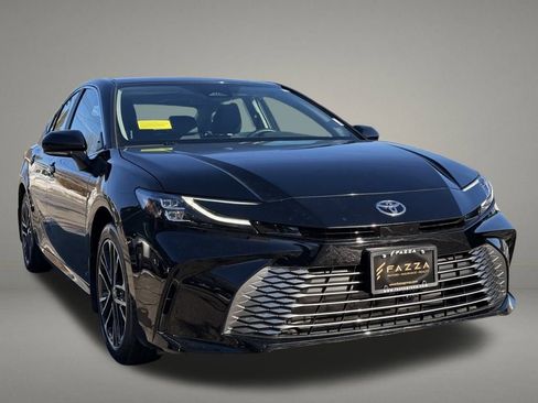 Used 2025 Toyota Camry XLE AWD/4WD image 8