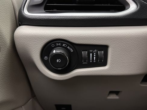 Used 2022 Chrysler Pacifica Touring-L w/ Uconnect Theater Family Group image 22