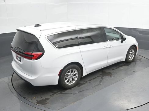 Used 2024 Chrysler Pacifica Touring-L FWD image 39