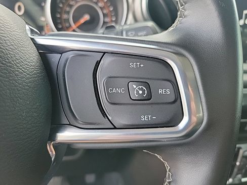 Used 2018 Jeep Wrangler Unlimited Sahara AWD/4WD image 27