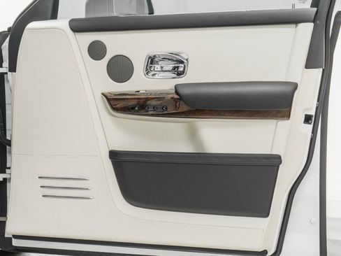 Used 2023 Rolls-Royce Phantom Sedan image 45