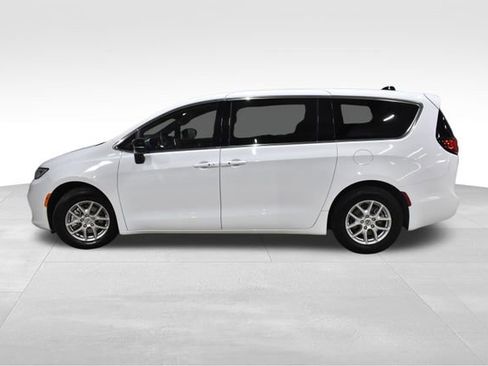 Certified 2025 Chrysler Pacifica Select image 6