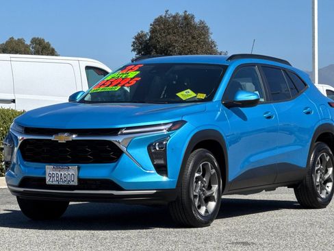 Used 2025 Chevrolet Trax LT FWD image 8
