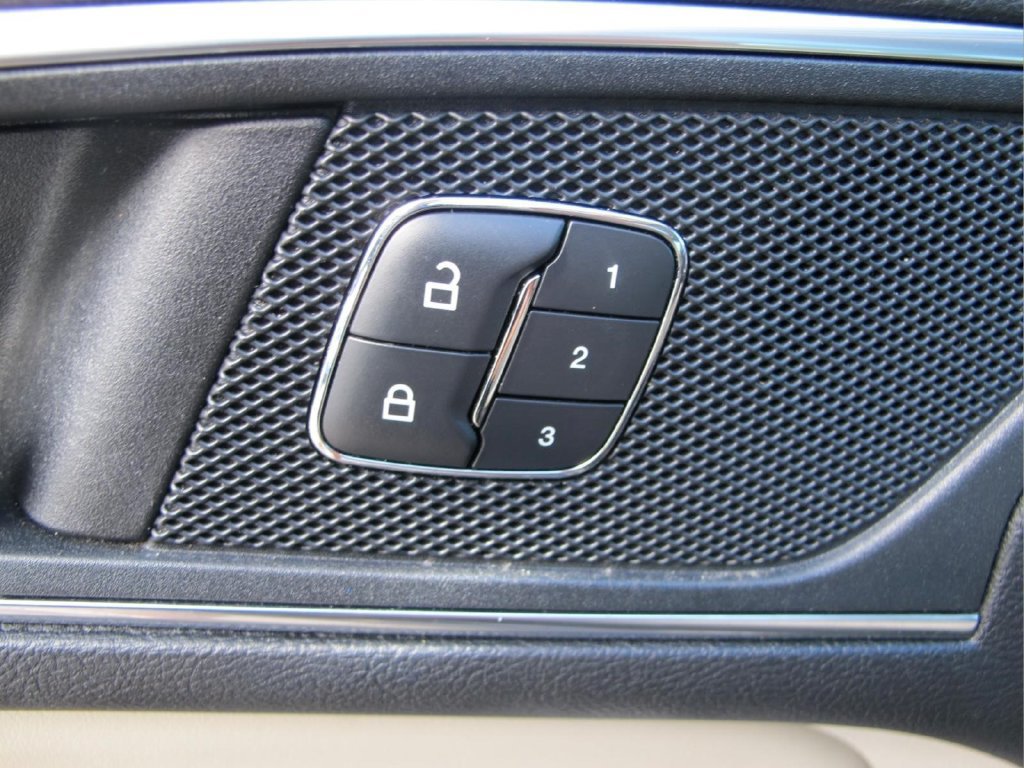 Used 2018 Ford Edge Titanium w/ Equipment Group 301A FWD image 11