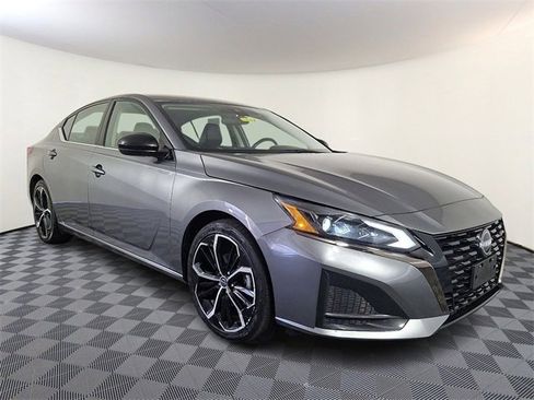 Used 2023 Nissan Altima 2.5 SR image 1