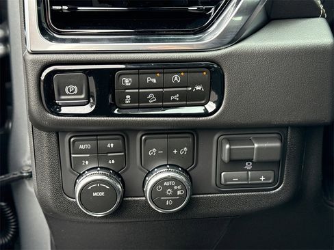 New 2026 GMC Yukon XL Elevation image 19