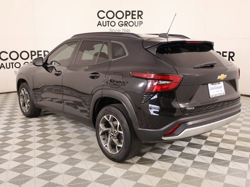 Used 2024 Chevrolet Trax LT w/ LT Convenience Package FWD image 22
