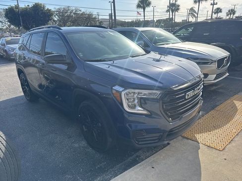 Used 2022 GMC Terrain SLE w/ Elevation Edition image 4