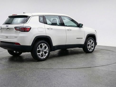 Used 2025 Jeep Compass Latitude AWD/4WD image 9
