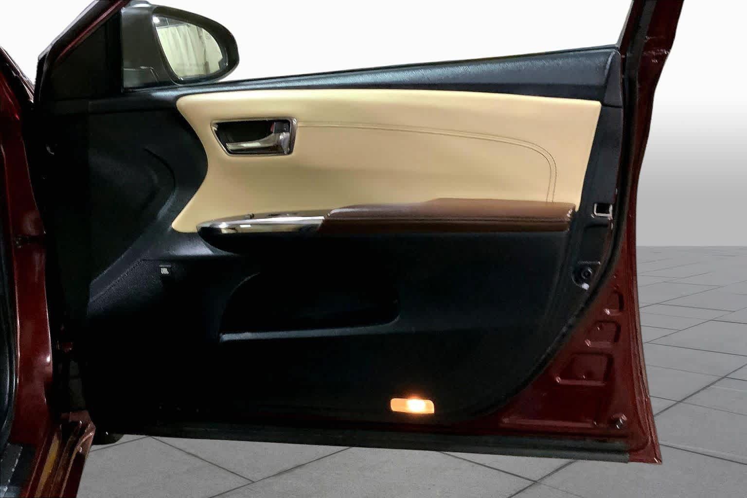 Used 2015 Toyota Avalon Limited FWD image 23