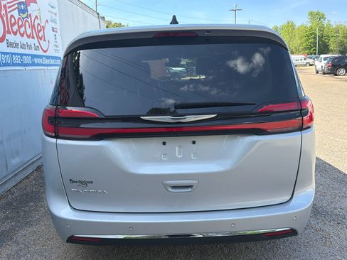 Used 2024 Chrysler Pacifica Touring-L FWD image 4