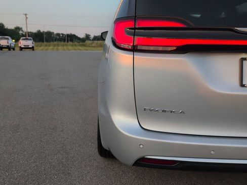 Used 2024 Chrysler Pacifica Touring-L FWD image 5