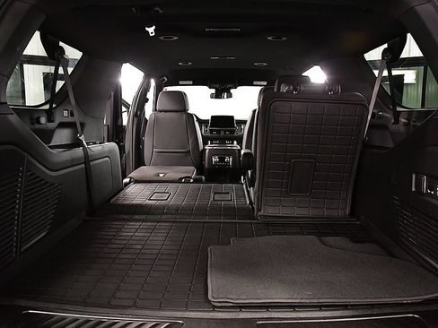 Used 2024 GMC Yukon XL SLT w/ SLT Luxury Package AWD/4WD image 32
